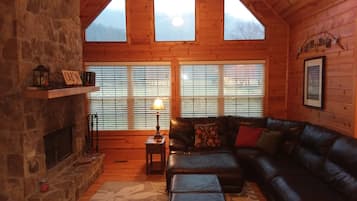 Smart-tv, eldstad, dvd-spelare och en stereo