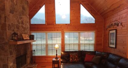 Hot Tub! Super Mountain River Cabin, Wi-Fi, Pool, Tube, Trout, Close to Helen