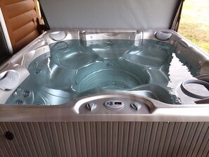 Tina de hidromasaje al aire libre