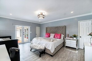 4 bedrooms, desk, iron/ironing board, travel cot
