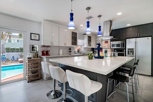 EXQUISITE GRAND POOL 4/4 VILLA HALF MILE TO  BEACH