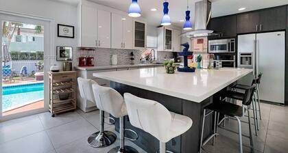 EXQUISITE GRAND POOL 4/4 VILLA HALF MILE TO BEACH