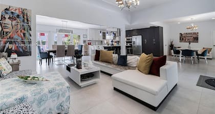 EXQUISITE GRAND POOL 4/4 VILLA HALF MILE TO BEACH