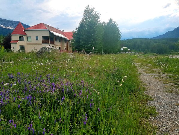 Property grounds - Riverside Condo. Perfect for your next adventure. (Fernie)