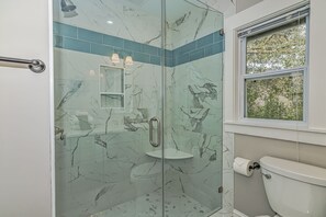 Combined shower/tub, hair dryer, towels