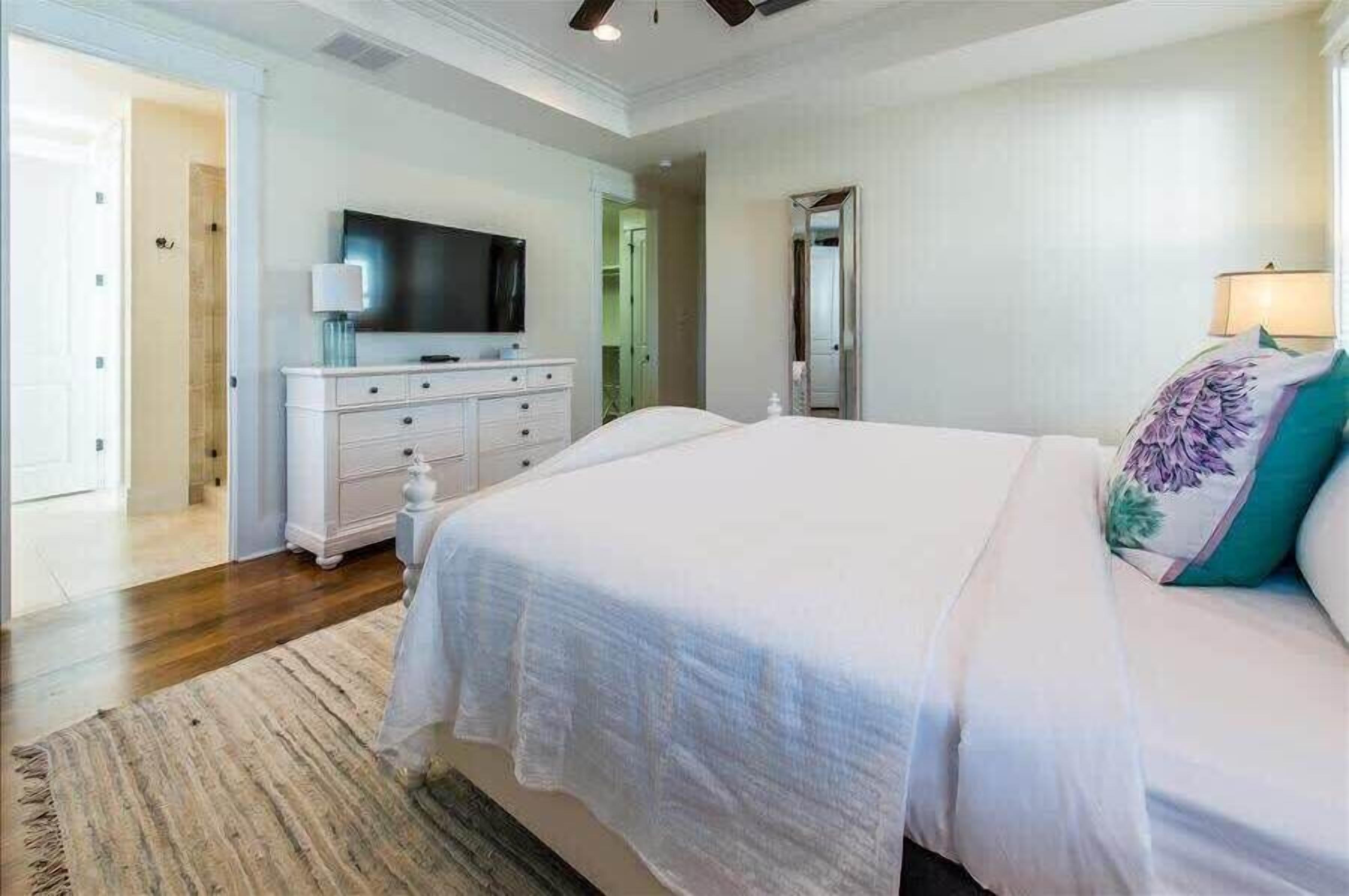 4 bedrooms, iron/ironing board, WiFi, bed sheets