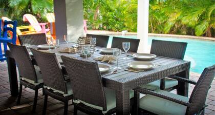 Sunset Landing AMI Beach House. 6BR/4.5BA. Private pool. 2 blks to beach.