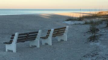Beach nearby, sun loungers, beach towels
