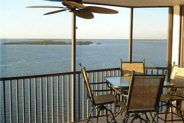Enclosed terrace with dining table, sun lounger, ceiling fan. Terrific views!