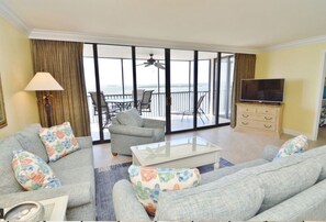 Smart TV, DVD player, stereo - Beachfront 10th Floor Resort Condo - Breathtaking views (Fort Myers)