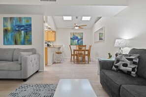 TV, fireplace, video games, DVD player - South Mountain Home in a Quiet Area  - Trail Access Close By🏜🏌️‍♀️-⛳️ (Phoenix)