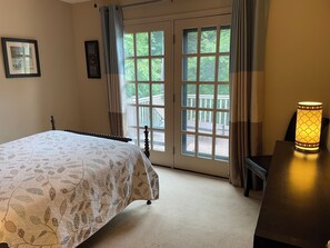 2 habitaciones, escritorio y tabla de planchar con plancha 