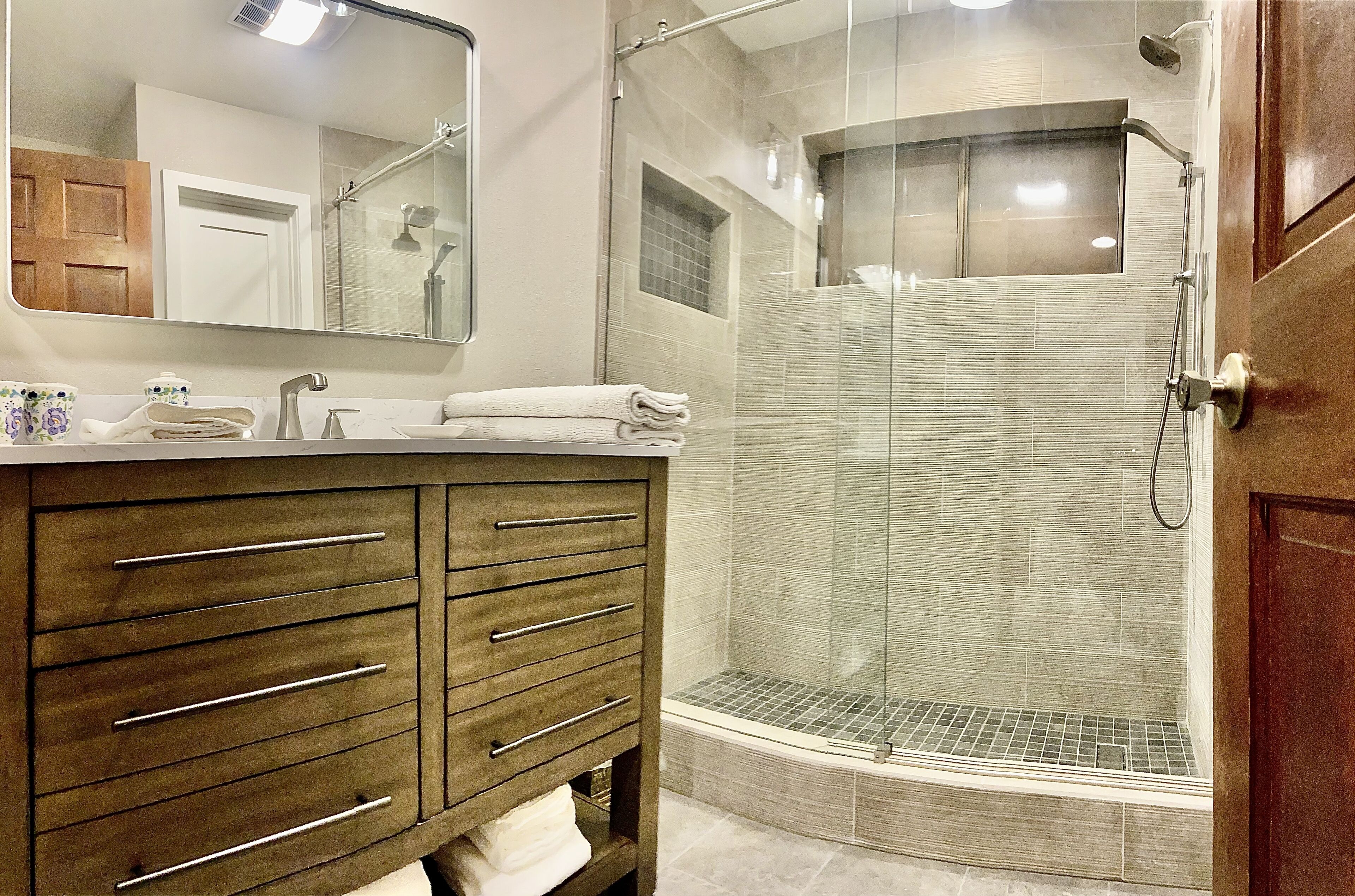 Newly remodeled spacious condo near Eagle and Canyon Lodge