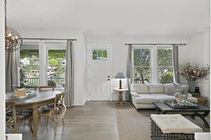 TV, caminetto, libri