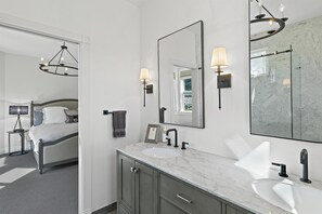 Combined shower/tub, jetted tub, hair dryer, towels