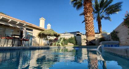 Toma el sol mientras te acuestas junto a la piscina