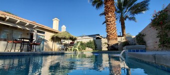 Nyd solen, mens du ligger ved poolen