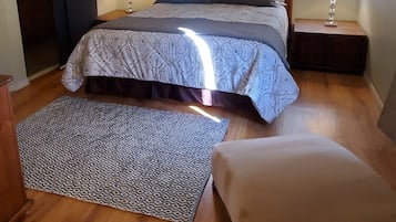 4 bedrooms, desk, free WiFi, bed sheets