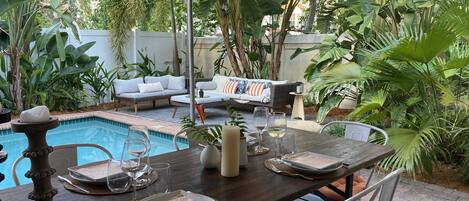 تناول الطعام بالخارج