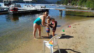 Nær stranden og solsenger