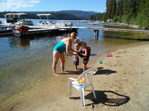 Nær stranden og solsenger