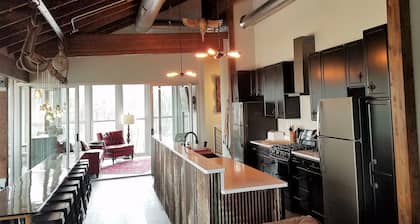 THE DOWNTOWNER....Largest House on Main St. 14 Beds, Sleeps 20