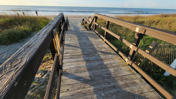 Ranta lähistöllä, aurinkotuoleja, rantapyyhkeitä
