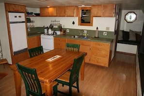 Fridge, oven, stovetop, coffee/tea maker