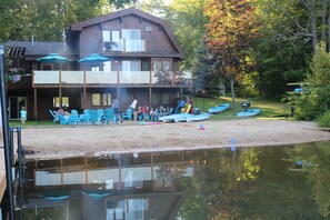 在海滩、沙滩椅