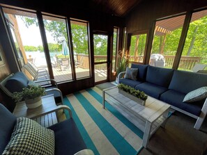 智能电视、壁炉、DVD 播放器、桌上足球