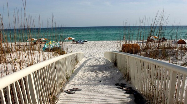 On the beach - New 10%  Summer DISCOUNT for Beautiful Ocean View Resort, Lowest Prices Offered (Pensacola Beach)