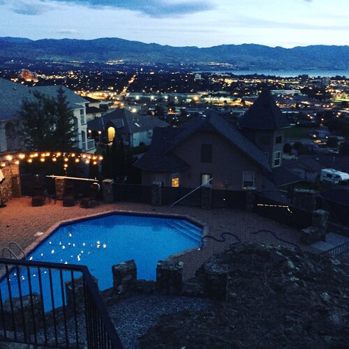 BOUTIQUE CHATEAU LAKEVIEW 5 MINS 2 SEE HOT TUB POOL OUTDOOR FP, DINNING BBQ