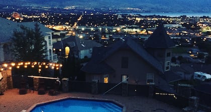 BOUTIQUE CHATEAU LAKEVIEW 5 MINS 2 SEE HOT TUB POOL OUTDOOR FP, DINNING BBQ