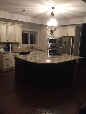 Fridge, microwave, oven, stovetop - THE CHATEAU-PRIVATE BACKYARD RESORT POOL HOT TUB BBQ’s (Kelowna)