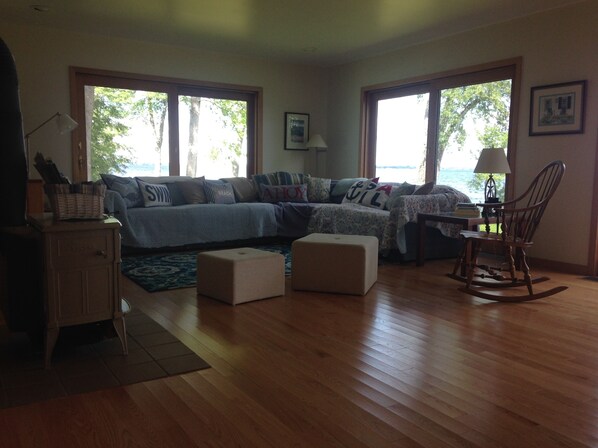 Téléviseur connecté, foyer, lecteur de DVD, livres