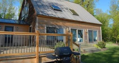 Superbes couchers de soleil, magnifique propriété au bord du lac, belle maison