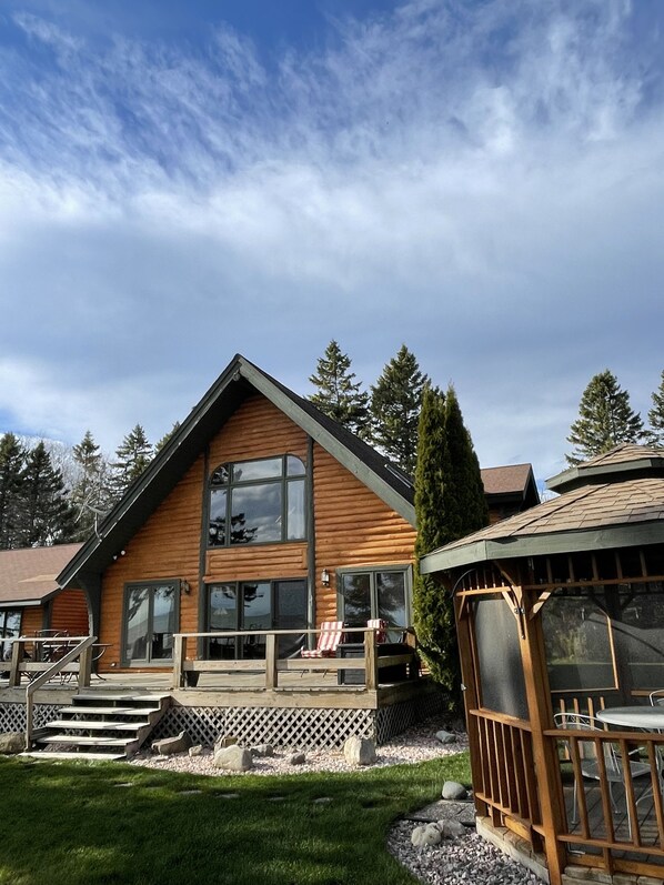 NO cleaning fees, wood providedMajestic Log Home on shores of Lake