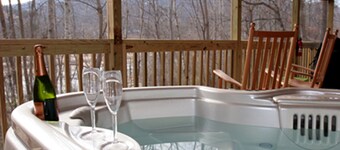 Owl's Nest Cabin. Romantic Cabin on beautiful Lake Lure!