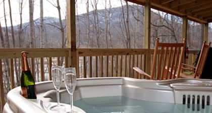 Owl's Nest Cabin. Romantic Cabin on beautiful Lake Lure!