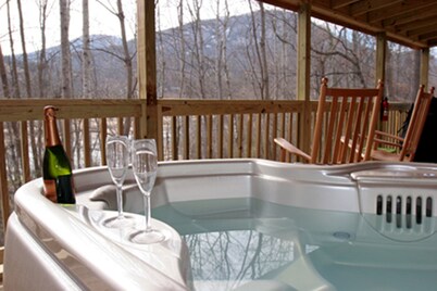 Owl's Nest Cabin. Romantic Cabin on beautiful Lake Lure!