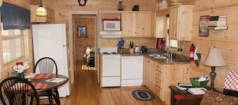 Owl's Nest Cabin. Romantic Cabin on beautiful Lake Lure!