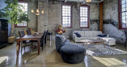 Huge Loft U of M Dinkytown