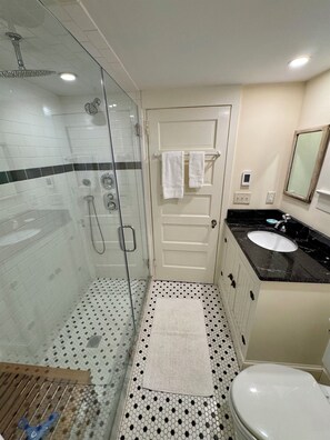 Regadera, secadora de cabello, toallas 