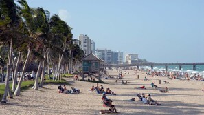 Ubicación cercana a la playa, tumbonas y toallas de playa