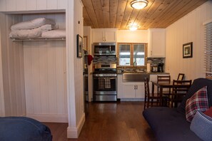 Fridge, microwave, oven, stovetop - China Alley Cabin B: Cute & Cozy Cottage w/ Deck (La Porte)