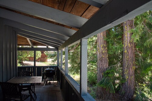 China Alley Cabin B: Cute & Cozy Cottage w/ Deck