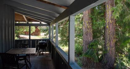 China Alley Cabin B: Cute & Cozy Cottage w/ Deck