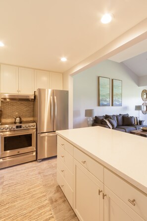 Geladeira, micro-ondas, fogão, cooktop