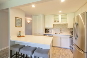 雪櫃、微波爐、焗爐、爐具