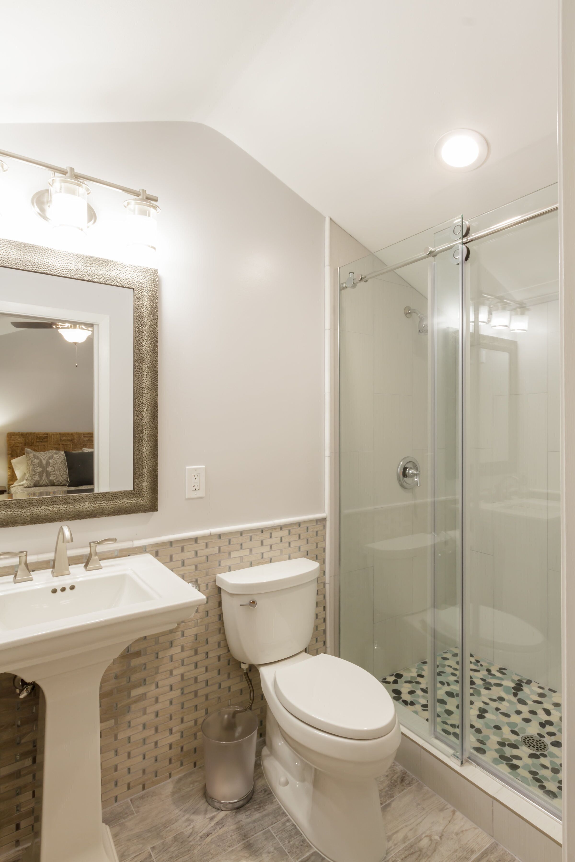 Combined shower/tub, hair dryer, towels